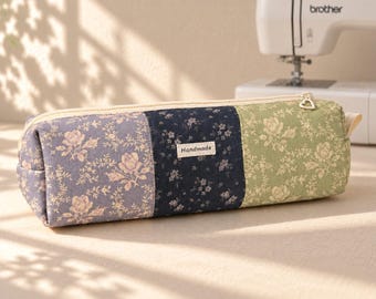 Estuche para lápices hecho a mano con retazos florales, estuche para bolígrafos de tela hecho a mano, bolsa de papelería con cremallera, artículos escolares de estilo cottagecore.