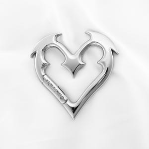 Heartbreaker Heart-Shaped Carabiner – Gothic Style, Modern Silhouette, Key Holder