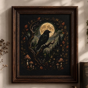 Può includere: Un'opera d'arte a punto croce incorniciata raffigura un corvo nero appollaiato su un ramo, contro una luna piena. La scena comprende alberi, funghi e foglie autunnali, il tutto in un ambiente forestale scuro e dettagliato. La cornice è marrone scuro.
