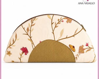 Eclosión Collection | Handmade Beige Fan Clutch | Embroidered Fabric | Elegant Zipper Clutch | One of a Kind