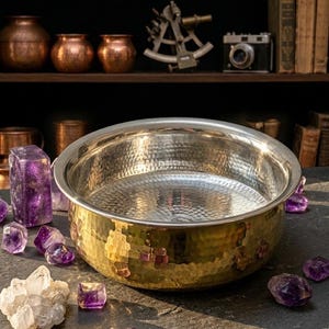 Puede incluir: Un letrero de madera rústica con el texto "Welcome to our home" en letras blancas. El letrero presenta un acabado envejecido y un diseño simple y acogedor, perfecto para la decoración de la entrada.