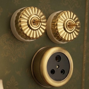 Vintage Messing & Keramik Doppel Kipp Lichtschalter mit passender Steckdose, antike elektrische Wandbeschläge, viktorianische Bauernhaus Dekor