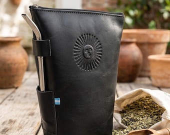 本革製マテ茶用ポーチ（ボンビージャホルダー付き） – ソル・デ・マヨ・エディション（500g）