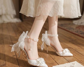 Zapatos de tacón de aguja para novias con perlas blancas y apliques florales de encaje.