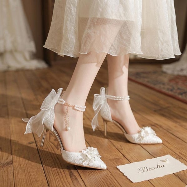 Zapatos de tacón de aguja para novias con perlas blancas y apliques florales de encaje.