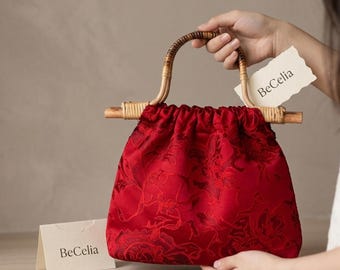 赤いサテンの竹製ハンドルが付いたミニバッグ、刺繍入りの巾着クラッチ、ヴィンテージスタイルのハンドバッグ