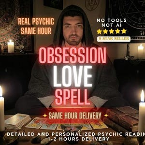 Op de afbeelding: Een persoon in een donker kledingstuk met capuchon zit achter een houten tafel met twee brandende kaarsen, een set tarotkaarten en een in leer gebonden boek. De tekst luidt: REAL PSYCHIC SAME HOUR, NO TOOLS NOT AI, 5 STAR SELLER, OBSESSION LOVE SPELL, SAME HOUR DELIVERY.