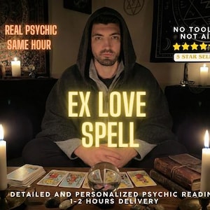 Op de afbeelding: Een afbeelding van een persoon in een capuchon met de woorden "EX LOVE SPELL" in helder geel. De tekst "REAL PSYCHIC SAME HOUR" en "DETAILED AND PERSONALIZED PSYCHIC READING 1-2 HOURS DELIVERY" zijn ook zichtbaar. Tarotkaarten, een kristallen bol en kaarsen op tafel.