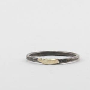 Anillo apilable de plata martillada negra y oro, banda de plata oxidada