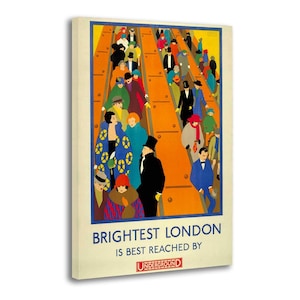Op de afbeelding: Een poster in vintage-stijl met een menigte mensen op oranje roltrappen. De tekst luidt BRIGHTEST LONDON IS BEST REACHED BY UNDERGROUND. De figuren dragen kleurrijke jassen, hoeden en formele kleding in tinten blauw, rood en geel.