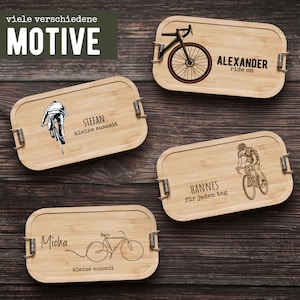 Könnte beinhalten: Vier rechteckige Bambus-Lunchboxen mit Fahrradmotiven. Jede Box zeigt eine andere Fahrradillustration und einen Namen, mit Sätzen wie "ride on" und "für jeden tag". Der Text "viele verschiedene MOTIVE" befindet sich oben.