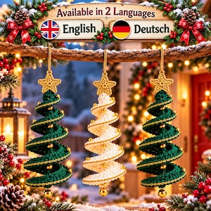 Könnte beinhalten: Drei spiralförmige Weihnachtsbaumschmuckstücke aus gehäkeltem Garn, bestehend aus zwei dunkelgrünen und einem weißen Baum. Jedes Ornament ist mit einem gehäkelten Stern gekrönt und mit kleinen goldenen Perlen an den Spiralrändern verziert.