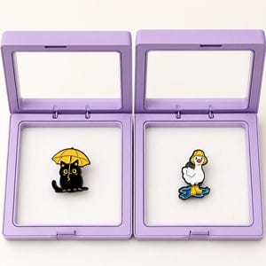 Pin esmaltado de animales adorables con caja de presentación, broche de paraguas de gato negro, insignia de botas de lluvia de pato, regalo de pin de solapa kawaii