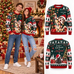 Puede incluir: Un suéter de manga larga y cuello redondo en color verde oscuro con el gráfico de un gatito con gorro de Santa enredado en luces navideñas. El frente incluye el texto 'YOUR NAME' y la parte posterior muestra 'Just a Cat Person at Christmas'.