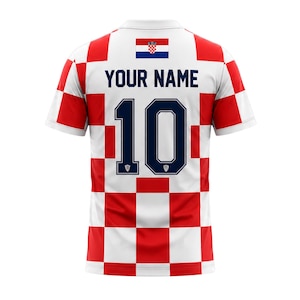 Może przedstawiać: Biało-czerwona koszulka piłkarska w kratkę z chorwacką flagą u g&oacute;ry. Koszulka ma numer 10 w kolorze granatowym i napis "YOUR NAME". Koszulka ma kr&oacute;tkie rękawy.
