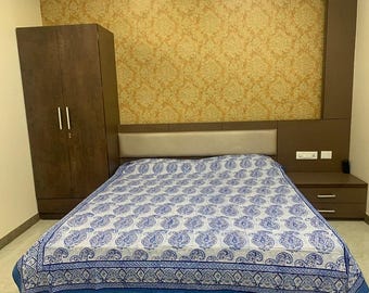 Bettwäsche mit handbedrucktem Paisley-Muster in Blau, cremefarbene Tagesdecke mit Blumenmuster, dekorative Bordüre