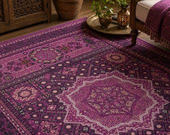 Könnte beinhalten: Ein rechteckiger Teppich in tiefem Magenta und Violett mit komplexen geometrischen Mustern, darunter sternförmige Medaillons in der Mitte, sich wiederholende florale Motive und detaillierte Bordüren in Creme- und Anthrazittönen.