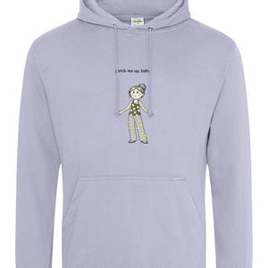 Może przedstawiać: Jasnofioletowa bluza z kapturem z przednią kieszenią i kapturem ze sznurkiem. Bluza z kapturem przedstawia kreskówkową ilustrację osoby w żółtej piżamie w kropki z napisem "catch me up, baby".