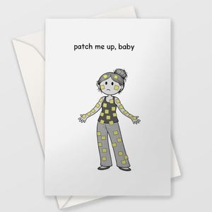 Może przedstawiać: Kartka okolicznościowa z napisem "patch me up, baby" nad ilustracją. Ilustracja przedstawia osobę pokrytą żółtymi kwadratowymi plastrami, ubraną w czarno-żółty strój.