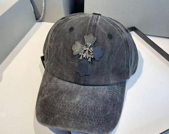 ゴシッククロススナップバックハット、スエードストリートウェアキャップ、刺繍入りブラックベースボールハット、ユニセックス調節可能アーバンファッションキャップ