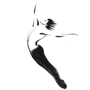 Puede incluir: Dibujo a tinta de una bailarina en movimiento. La figura se representa con trazos negros audaces sobre un fondo blanco, enfatizando la forma y el movimiento de la bailarina. La bailarina lleva unas mallas negras.