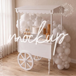 Puede incluir: Un carrito de madera blanca con techo festoneado, cuatro ruedas y una superficie plana. El carrito está decorado con una gran guirnalda de globos blancos y sostiene un pastel, una torre de rosquillas y pastelitos en soportes transparentes.