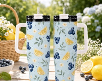 Tazza termica con motivo mirtilli e limone, tazza estiva con decorazioni floreali e di frutta, tazza da viaggio con acquerelli di frutti di bosco e agrumi, idea regalo per bevande fresche e gustose.