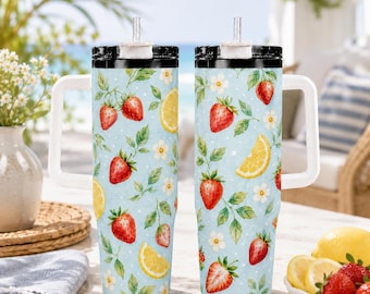 Bicchiere termico con decorazione a fragola e limone, tazza estiva con motivi floreali e fruttati, tazza da viaggio con acquerelli di frutti di bosco e agrumi, idea regalo perfetta per un picnic.