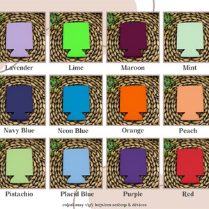 Puede incluir: Doce enfriadores de latas de diferentes colores, mostrados en una superficie de mimbre tejido. Los colores son lavanda, lima, granate, menta, azul marino, azul ne&oacute;n, naranja, melocot&oacute;n, pistacho, azul pl&aacute;cido, morado y rojo.