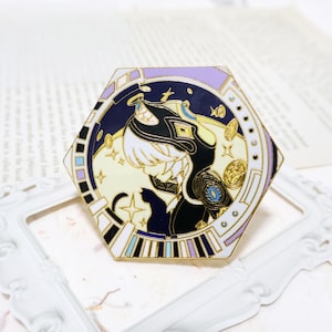 Pode incluir: Um alfinete hexagonal esmaltado com um design de personagem estilizado em preto, branco e dourado, sobre um fundo azul escuro e lavanda. O alfinete inclui uma silhueta de gato e notas musicais, com uma borda dourada.