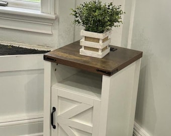 Juego de 2 mesas auxiliares estilo granja con estación de carga, mesita de noche con puertos USB, mesa auxiliar para sofá con almacenamiento, mesita de noche con puerta de granero.