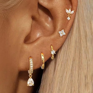 Könnte beinhalten: Ein Satz von drei Keramik-Nisttöpfen in abgestuften Größen. Die Schalen sind weiß mit einer gesprenkelten, strukturierten Oberfläche und haben einen leicht ausgestellten Rand. Die größte Schüssel hat einen Durchmesser von etwa 20 cm.