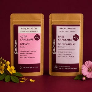 Peut inclure: Deux sachets en papier kraft brun étiquetés Guimou. Le sachet de gauche porte une étiquette rose indiquant Actif Capillaire 1/2 avec Cassia. Le sachet de droite porte une étiquette blanche indiquant Base Capillaire 2/2 avec Guimauve.