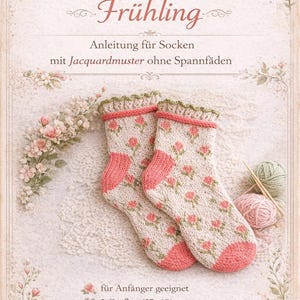 Op de afbeelding: Gebreide sokken met een bloemmotief, roze hielen en tenen. De tekst "Vier Jahreszeiten Frühling" is zichtbaar. De afbeelding bevat ook wol en breinaalden. De sokken zijn maat 37-40.