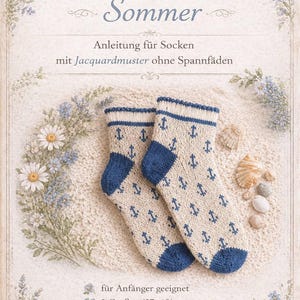 Könnte beinhalten: Ein Paar gestrickte Socken mit cremefarbener Basis und blauem Ankermuster, mit blauen Fersen und Zehenspitzen. Der Text lautet: Vier Jahreszeiten Sommer, Anleitung für Socken mit Jacquardmuster ohne Spannfäden, für Anfänger geeignet, 2 Größen (37-40), Schritt-für-Schritt erklärt, mit Video Anleitung.