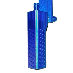 Puede incluir: Una botella azul rectangular con una serie de pequeños agujeros y una franja vertical. La botella tiene cuello y está unida a un clip azul. El objeto está hecho de un material translúcido.