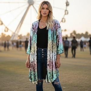 Cárdigan de lentejuelas para festivales: Chaqueta larga y colorida con lentejuelas, ideal para fiestas y vacaciones.