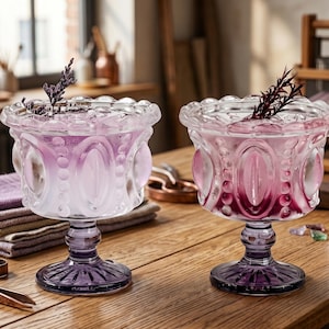 Set med lila glasbägare i vintagestil, präglade blommiga glasskålar, romantiska lavendelglass, heminredning i Cottagecore, bröllopspresent