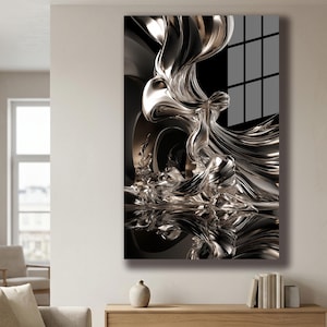 Puede incluir: Una pieza de arte mural rectangular vertical que presenta una composición abstracta de alto contraste de cintas metálicas plateadas y cromadas que fluyen sobre un fondo negro profundo, con un reflejo de ventana en cuadrícula en la esquina superior derecha.