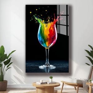 Puede incluir: Una obra de arte vibrante y colorida que presenta una copa de vino llena de un líquido de color arcoíris que parece salpicar hacia arriba. El fondo es negro y la copa se encuentra sobre una superficie oscura. Una pieza decorativa.