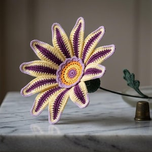 Op de afbeelding: Een witte keramische mok met een zwart handvat en de tekst "But First, Coffee" in een vetgedrukte, zwarte letter. De mok staat tegen een vage achtergrond, wat het strakke ontwerp benadrukt.