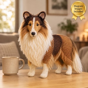 Può includere: Una statuetta di cane collie all'uncinetto con un mantello in filato marrone, bianco e nero, un petto testurizzato e soffice e una coda lunga. Il cane è in piedi su quattro zampe accanto a una tazza in ceramica tinta unita. Un sigillo dorato riporta la scritta Diagram Images Included.