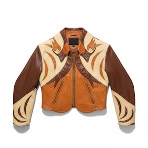 Peut inclure: Une veste en cuir multicolore présentant un design à blocs de couleurs dans des tons marron foncé, fauve et crème. La veste comprend une fermeture éclair frontale, deux poches zippées, un col pointu et des appliques en cuir incurvées.