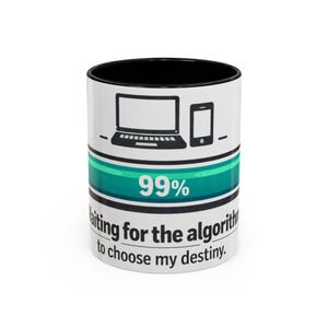 Könnte beinhalten: Weiße Keramiktasse mit schwarzem Innenraum. Die Tasse hat einen türkisfarbenen Streifen mit der Zahl "99%" und eine Laptop- und Smartphone-Grafik. Der Text lautet "Waiting for the algorithm to choose my destiny."