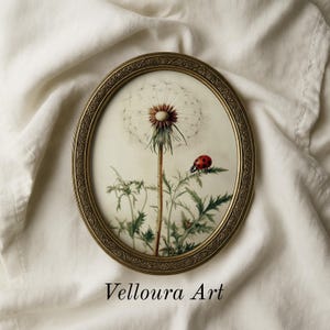 Puede incluir: Impresión artística enmarcada ovalada que representa un diente de león y una mariquita en una hoja. La obra de arte tiene una estética vintage, con un marco dorado ornamentado. El texto "Velloura Art" está impreso en la parte inferior de la imagen.