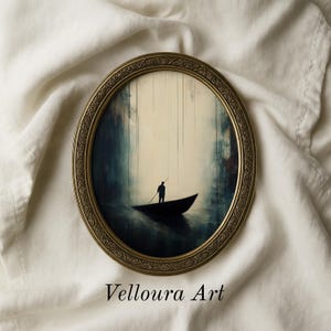 Puede incluir: Una impresión artística enmarcada ovalada que presenta una figura silueteada en un bote sobre el agua, con una paleta de colores apagados de azules, verdes y crema. El marco es dorado y el texto "Velloura Art" está en la parte inferior.