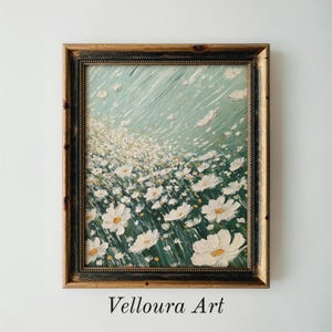 Puede incluir: Pintura al óleo de un campo de margaritas blancas con centros amarillos, sobre un cielo azul claro. La obra de arte está enmarcada en un marco de madera marrón oscuro. El texto "Velloura Art" está en la parte inferior.