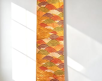 Kimono Obi para colgar en la pared | Seda japonesa con olas naranjas y doradas | Arte floral vintage | Juego de manteles individuales | Regalo de decoración para el hogar hecho a mano | Wabi Sabi | Zen