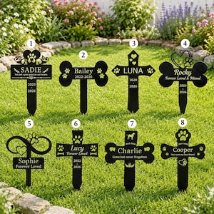 Könnte beinhalten: Acht schwarze Metall-Gartenstecker als Tiergedenktafeln mit spitzen Enden. Jeder Stecker zeigt einzigartige Ausschnitte wie Knochen, Kreuze, Herzen und Pfotenabdrücke sowie eingravierte Namen, Daten und Gedenksprüche wie Forever Loved und Gone but never forgotten.