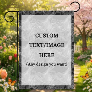 Puede incluir: Una bandera de jardín rectangular con un fondo gris y un patrón de ondas blancas. La bandera tiene bordes negros y presenta el texto "CUSTOM TEXT/IMAGE HERE (Any design you want)". La bandera se muestra en un soporte de metal negro.